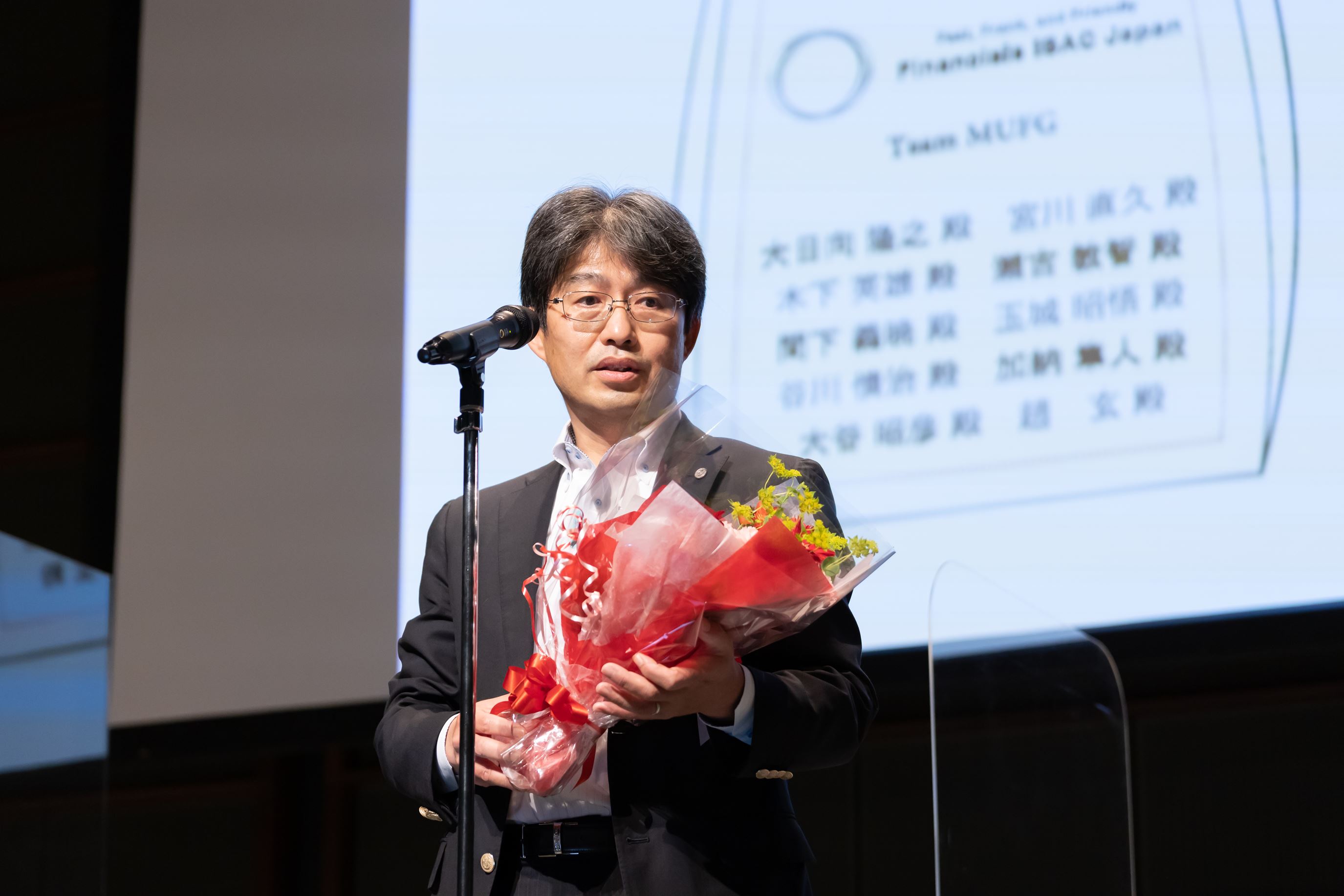 CISO Ohinata giving a speech at an award ceremony