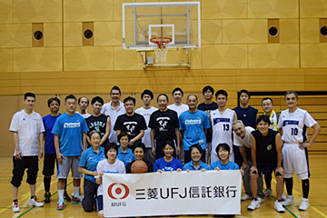 Mitsubishi UFJ Trust and Banking volunteers worked with the basketball team, in a tournament sponsored by Special Olympics Nippon Tokyo.