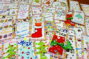 従業員が作成したたくさんのクリスマスカード