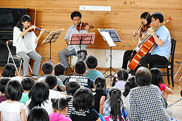 Concert in an elementary school gymnasium in the town of Yamada, Iwate Prefecture