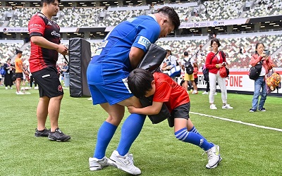 Rugby class for children at Japan National Stadium