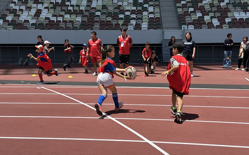 Rugby class for children at Japan National Stadium