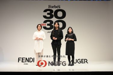 受賞作家：藤田和さん、外山和洋さん、田中里姫さん（左から）