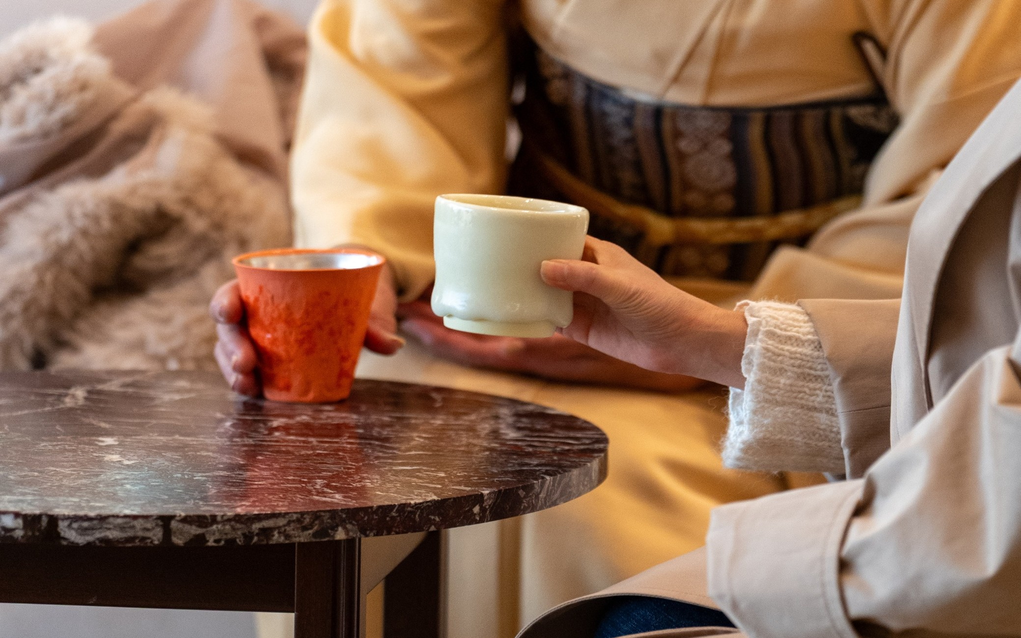 工芸品でお茶を楽しむ様子