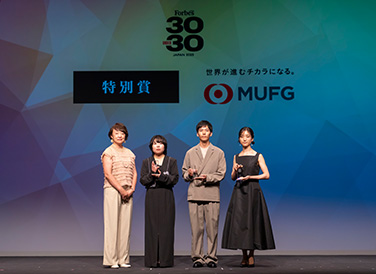 経営企画部部長飾森と受賞作家3名(左から浅利 侑希さん、太田 魁さん、時田 早苗さん)