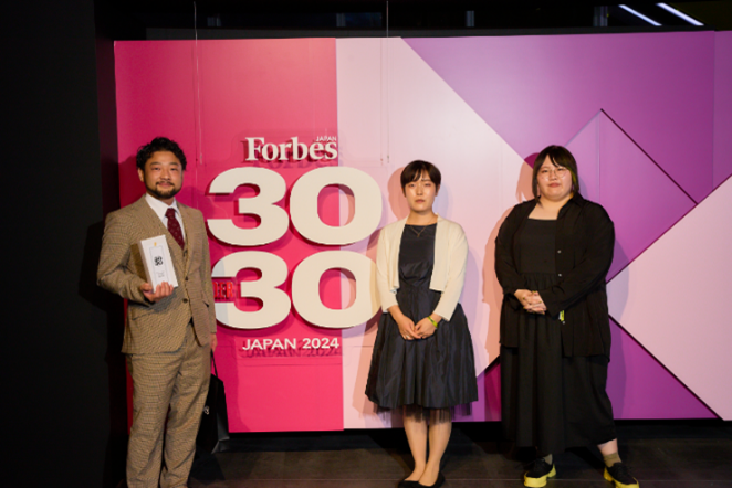 受賞作家:野田怜眞さん、石渡結さん、家長百加さん(左から)