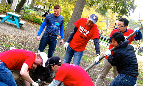 MUFG Group employees engaging in cleanup activities in Seattle