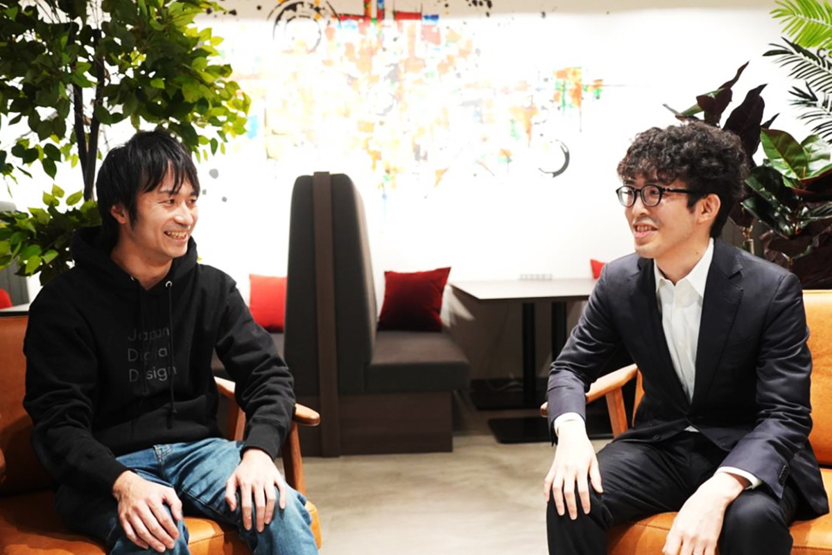 左からJapan Digital Design M-AIS 澤木 太郎、三菱ＵＦＪインフォメーションテクノロジー デジタルプロデュース部 山内 俊志