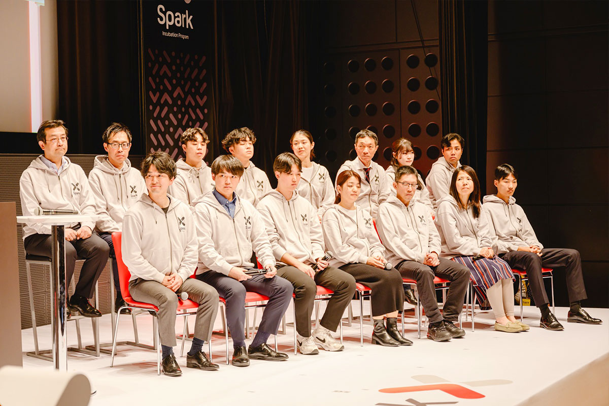 トークセッションに参加したファイナリスト6組